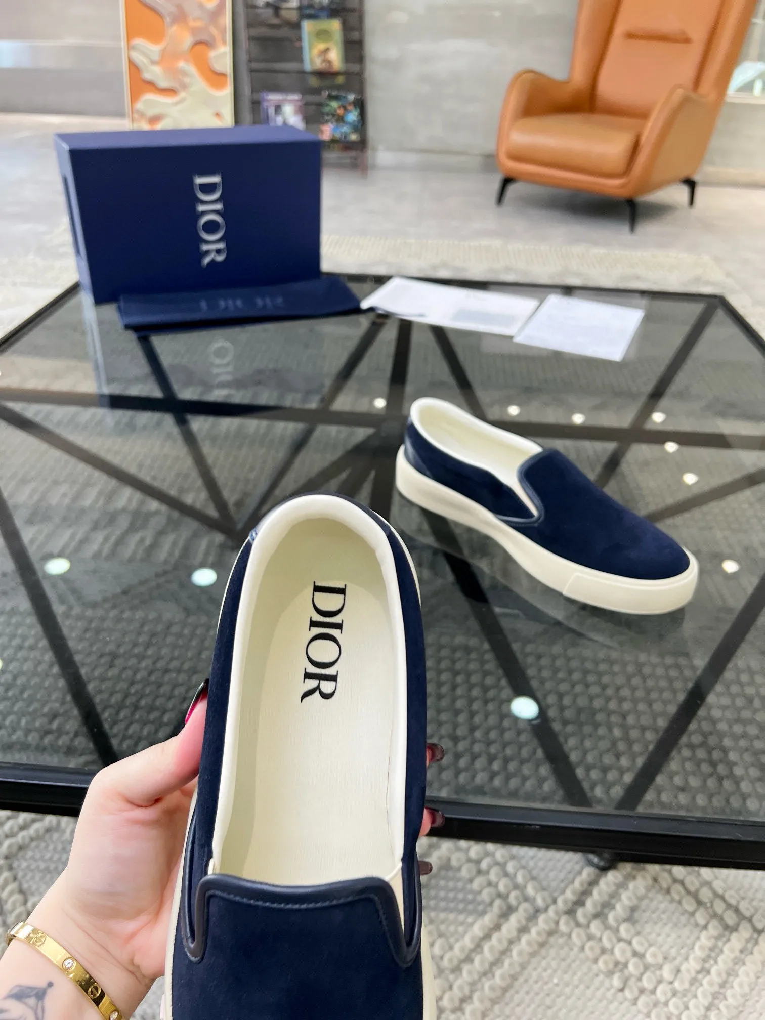 Factory price: 380💰D 🔍Top purchasing agent🇮🇹 Dior's super popular sneakers, popular sneakers, new products are synchronized with the counters. The uppers are imported cowhide from Italy. It is perfectly reproduced with complex craftsmanship that is a must-have for fashionistas. Imported soft water-dyed cowhide lining and foot pads Sole: The original sole is specially provided by the original factory, the exclusive movable molded sole is super comfortable, the original factory follows the order, 🔍🔍high quality, you can enter and exit the counter at will, welcome to compare, the code number is 39-44 (38 45 can be ordered)